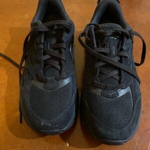 Black Hoka tennis shoes